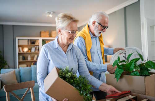 Ein älteres Paar packt gemeinsam Umzugskartons. Sie sortieren Pflanzen und Bücher. Wir übernehmen Seniorenumzüge in Hamburg und Umgebung. 